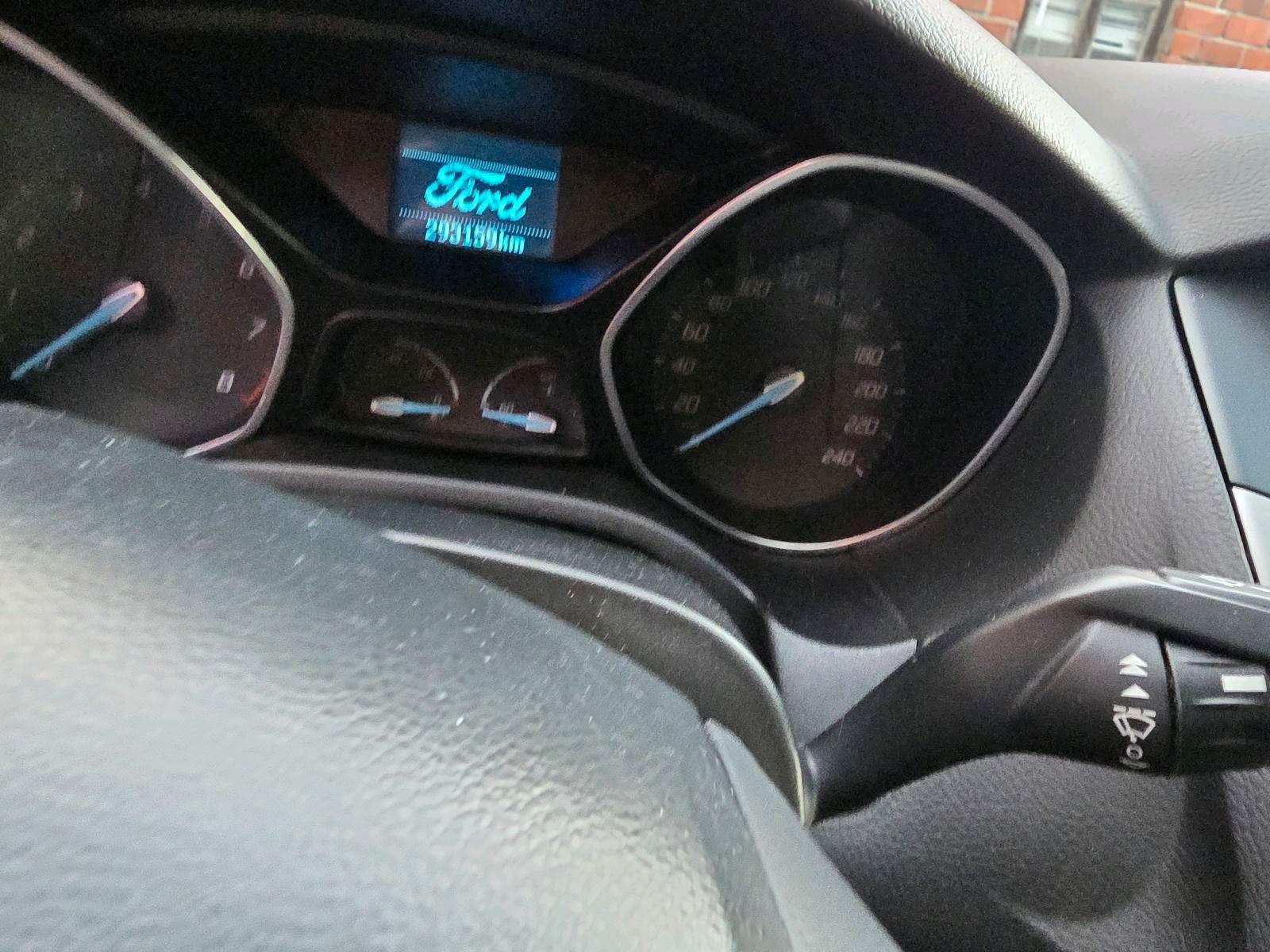 Ford Focus 2011 — photo 11