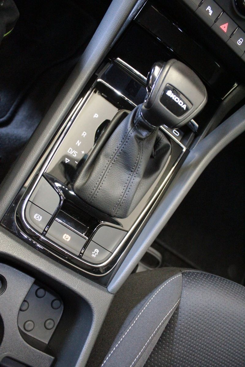 Fahrzeugabbildung SKODA Karoq 1.5l TSI ACT DSG TOUR  AHK schwenkbar