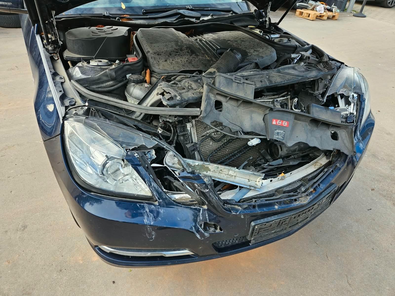 Mercedes-Benz E200 2011 — photo 19