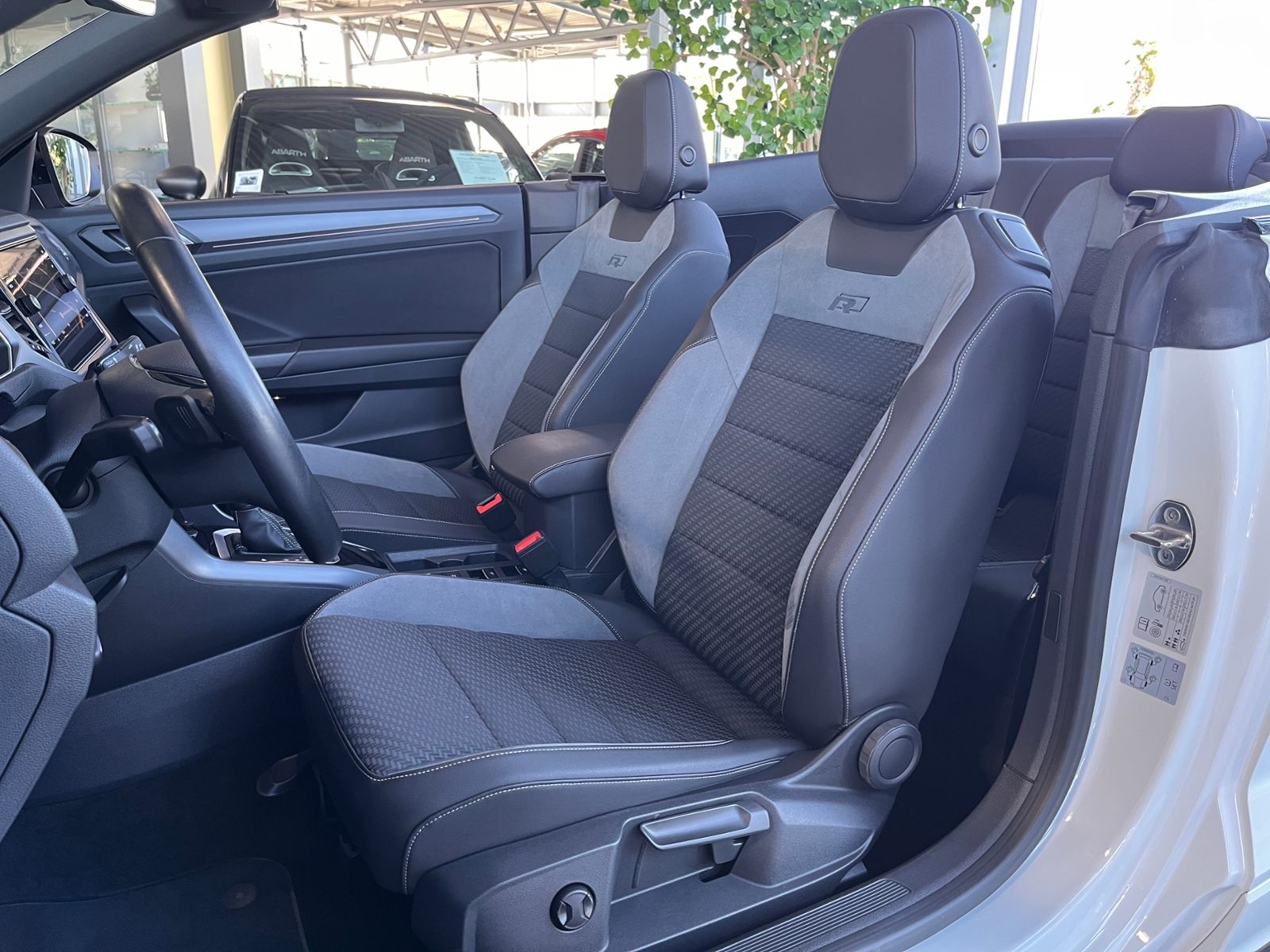 Fahrzeugabbildung Volkswagen T-Roc Cabriolet  R-Line Black ACC LED NAV RFK
