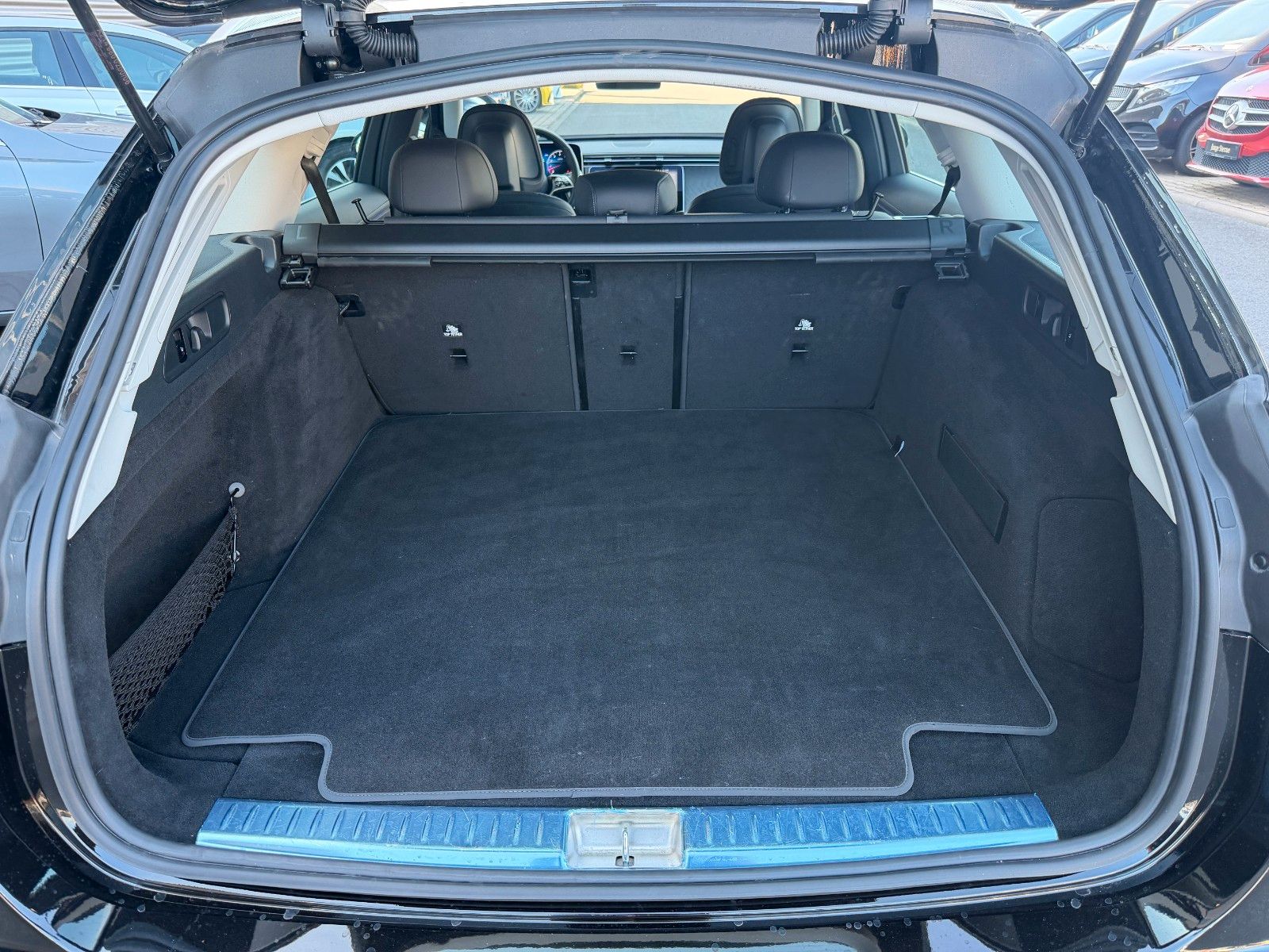Fahrzeugabbildung Mercedes-Benz E 200 T AVANTGARDE+DISTR+MBUX+AHK+KEYL+LED+TOTW+