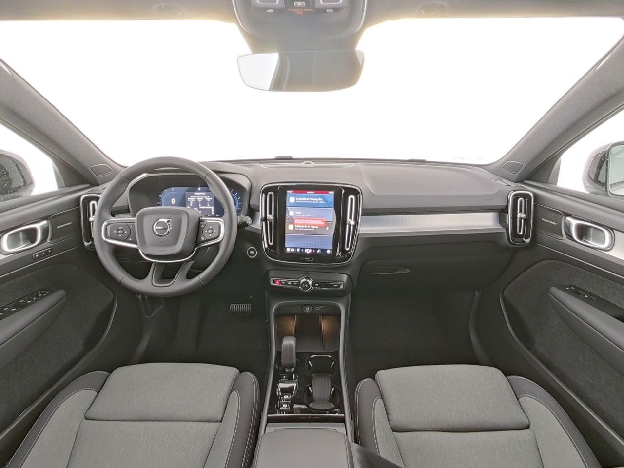 Fahrzeugabbildung Volvo XC40 Plus Dark 2WD