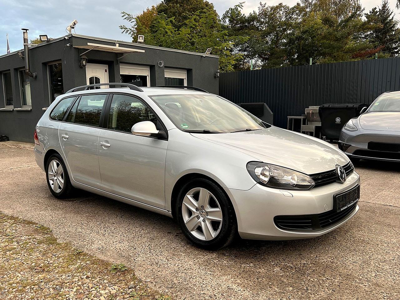 Volkswagen Golf 2011 — interior
