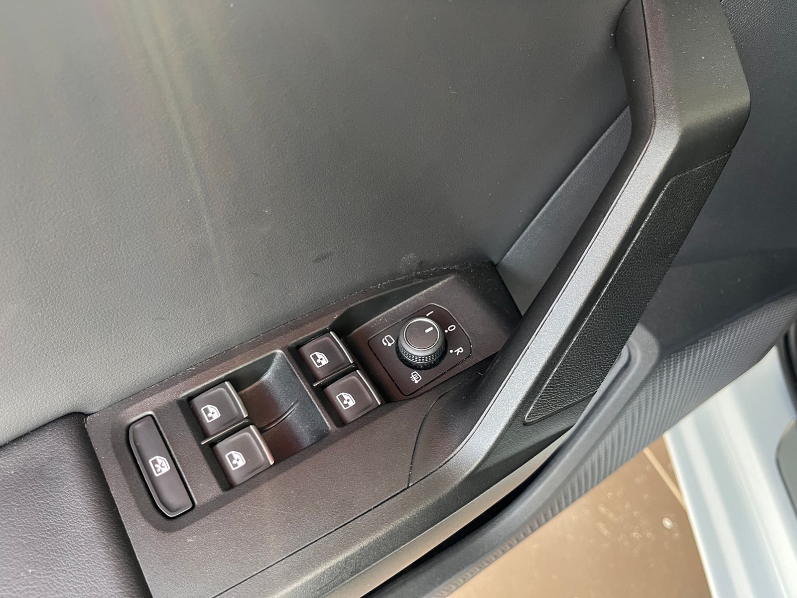 Fahrzeugabbildung SEAT Leon Sportstourer FR e-Hybrid LED NAVI ALU