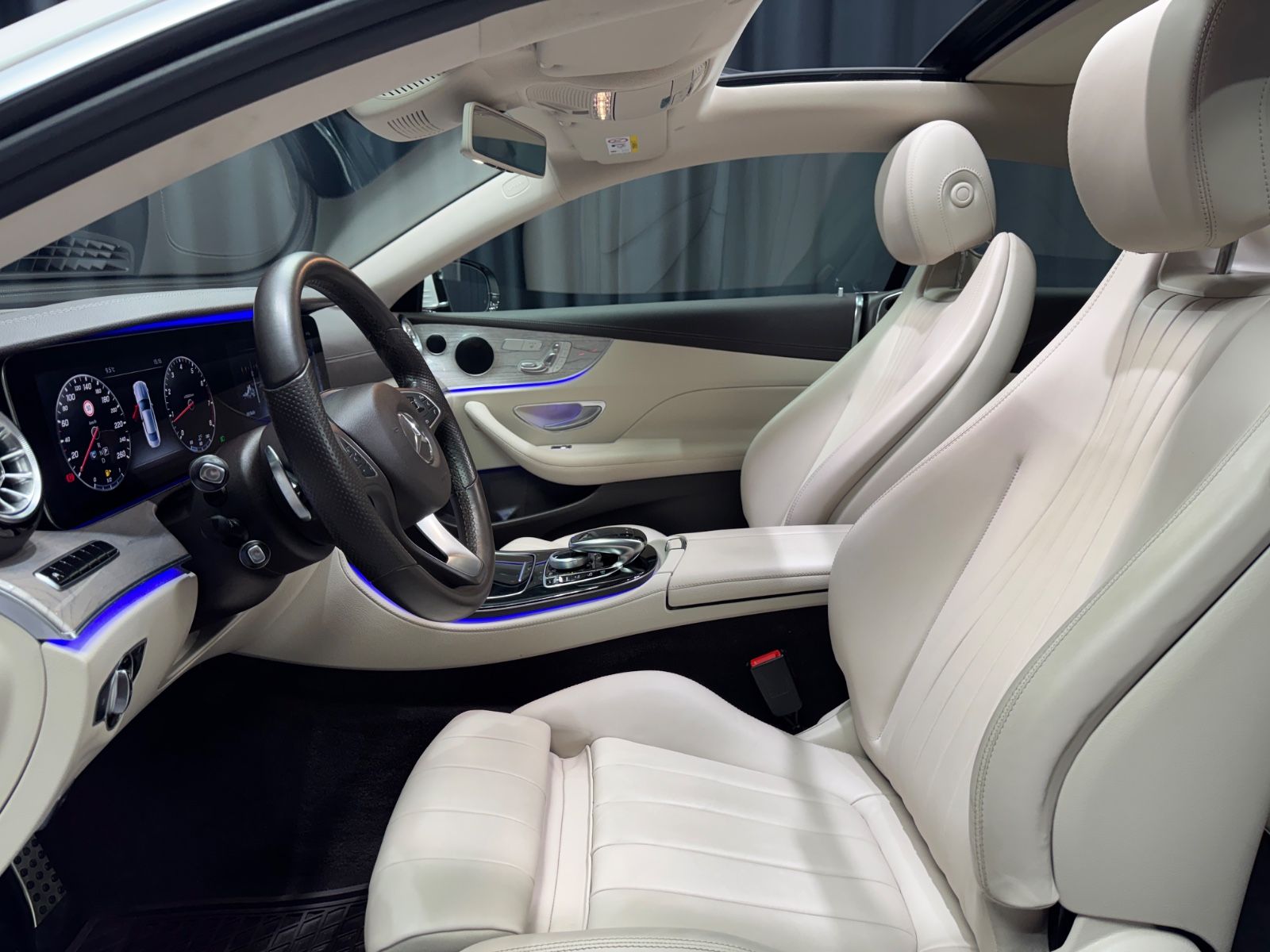 Fahrzeugabbildung Mercedes-Benz E 300 Coupe|AMG-LINE|WIDE-SCREEN|PANO|DESIGNO|