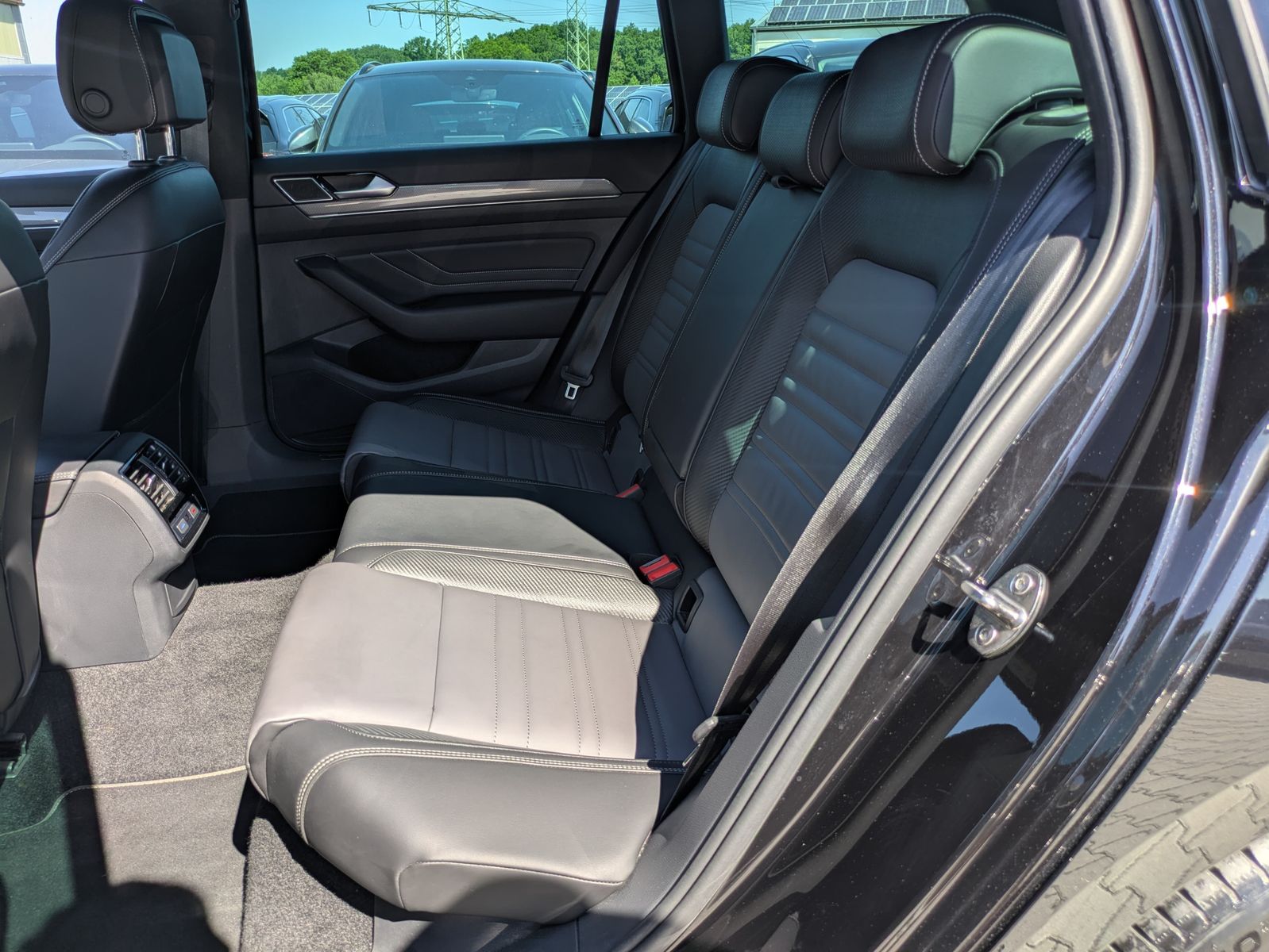 Fahrzeugabbildung Volkswagen Passat 2.0 TDI DSG R-Line 2x 4Motion LEDER*LED