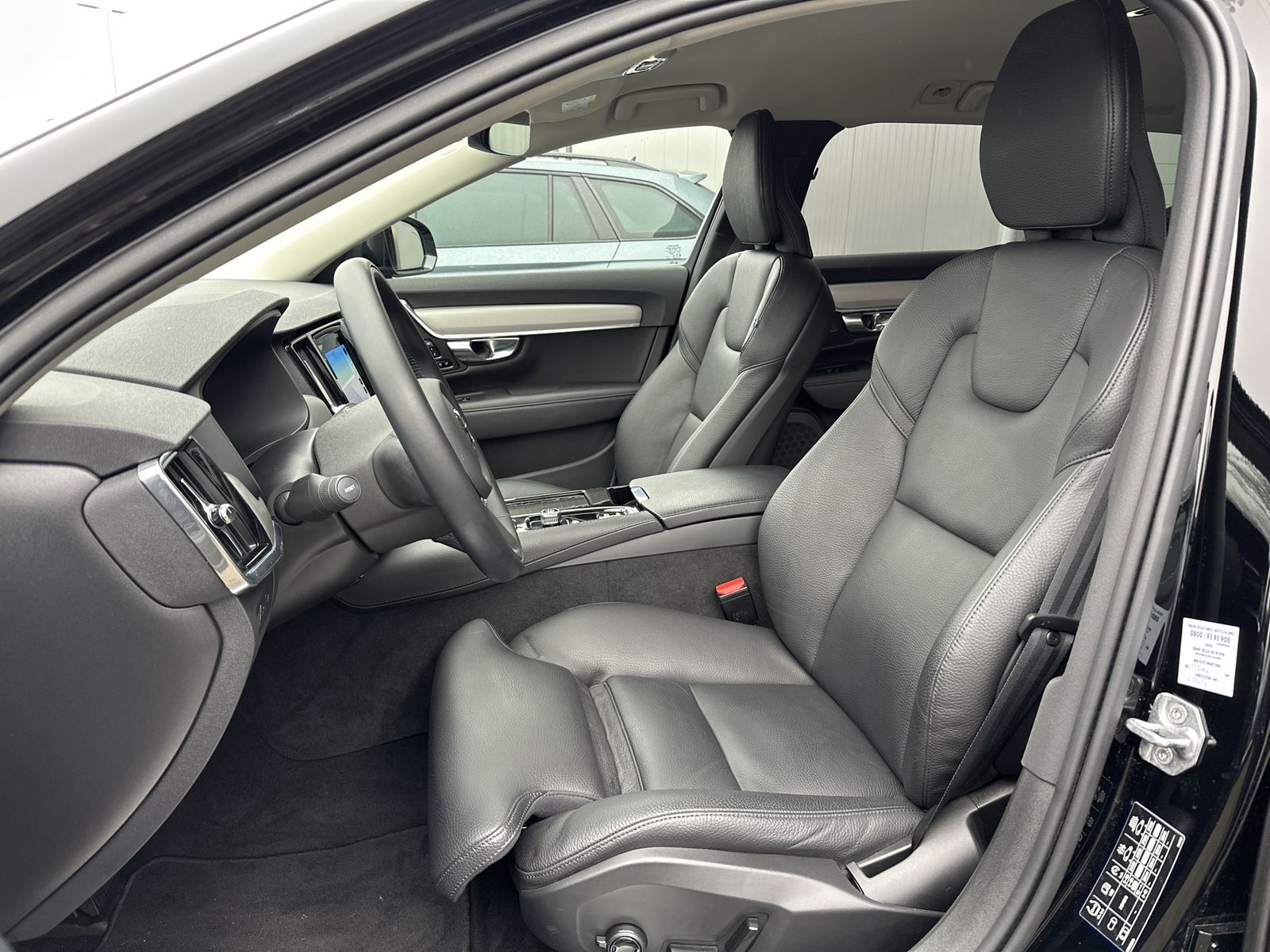 Fahrzeugabbildung Volvo V90 T6 Hybrid AWD R-Design NAV+LED+KAMERA+H&K+VC