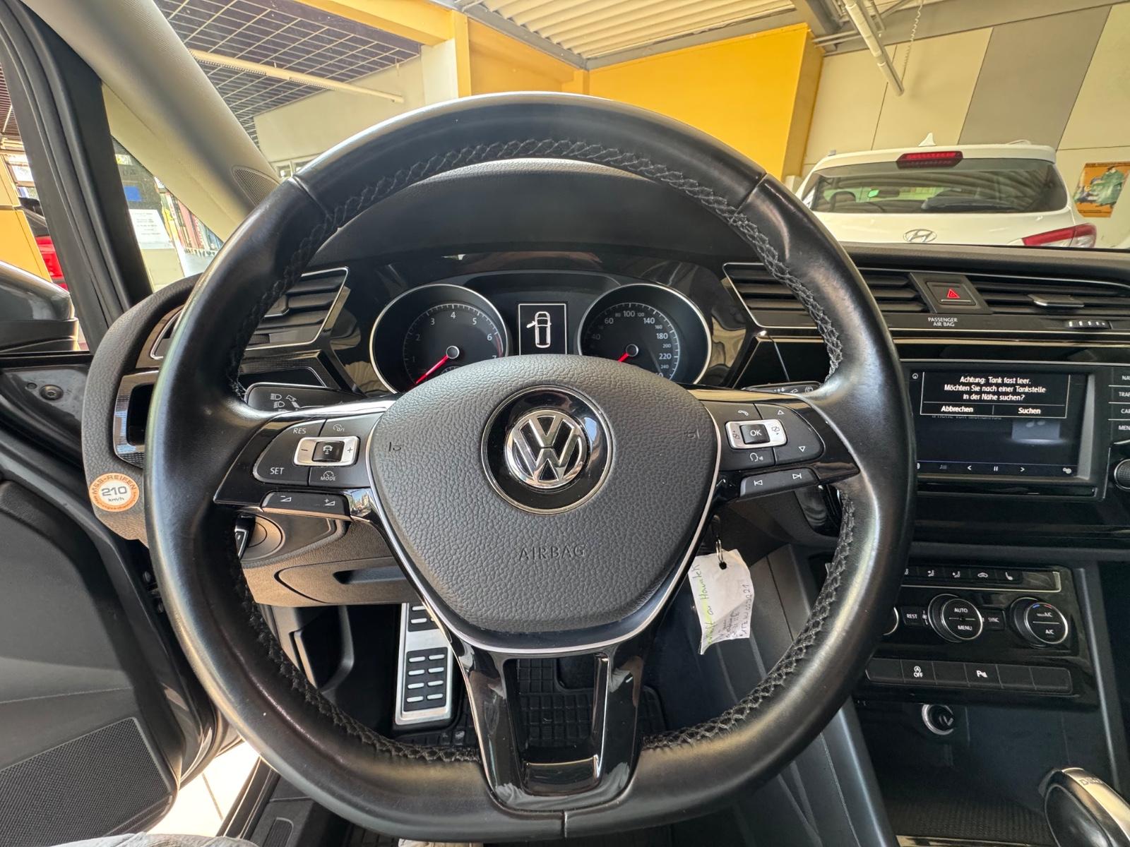 Volkswagen Touran*Navi*PDC*AHK*LED*1. Hd*Scheckheft*