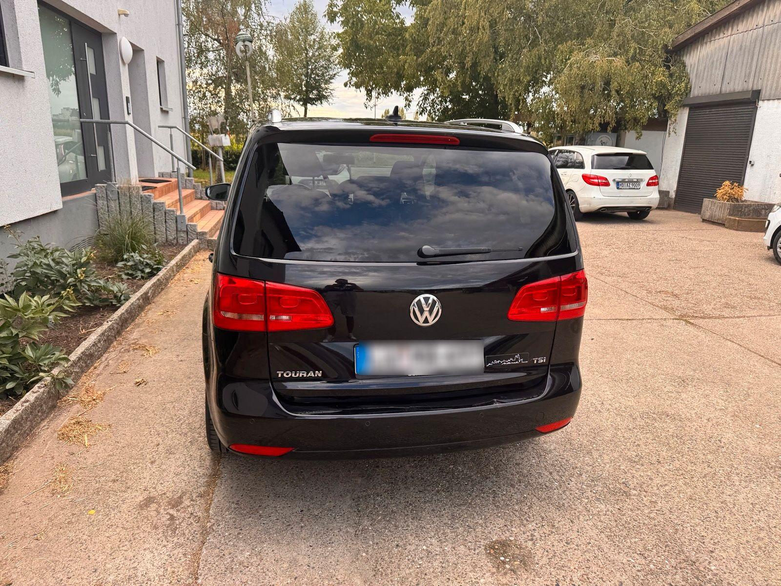 Volkswagen Touran 2010 — interior