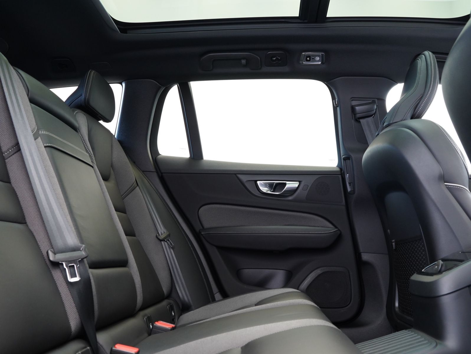 Fahrzeugabbildung Volvo V60 T6 AWD Recharge Plug-In R Design INTELLISAFE