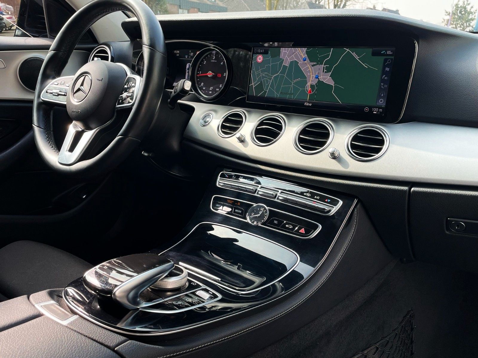 Fahrzeugabbildung Mercedes-Benz E 220T AUT. 4-MATIC NAVI CAM LED AHK 1.Hd