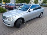 Mercedes-Benz 220 - Mercedes-Benz 220 mit Diesel-Antrieb: Limousine