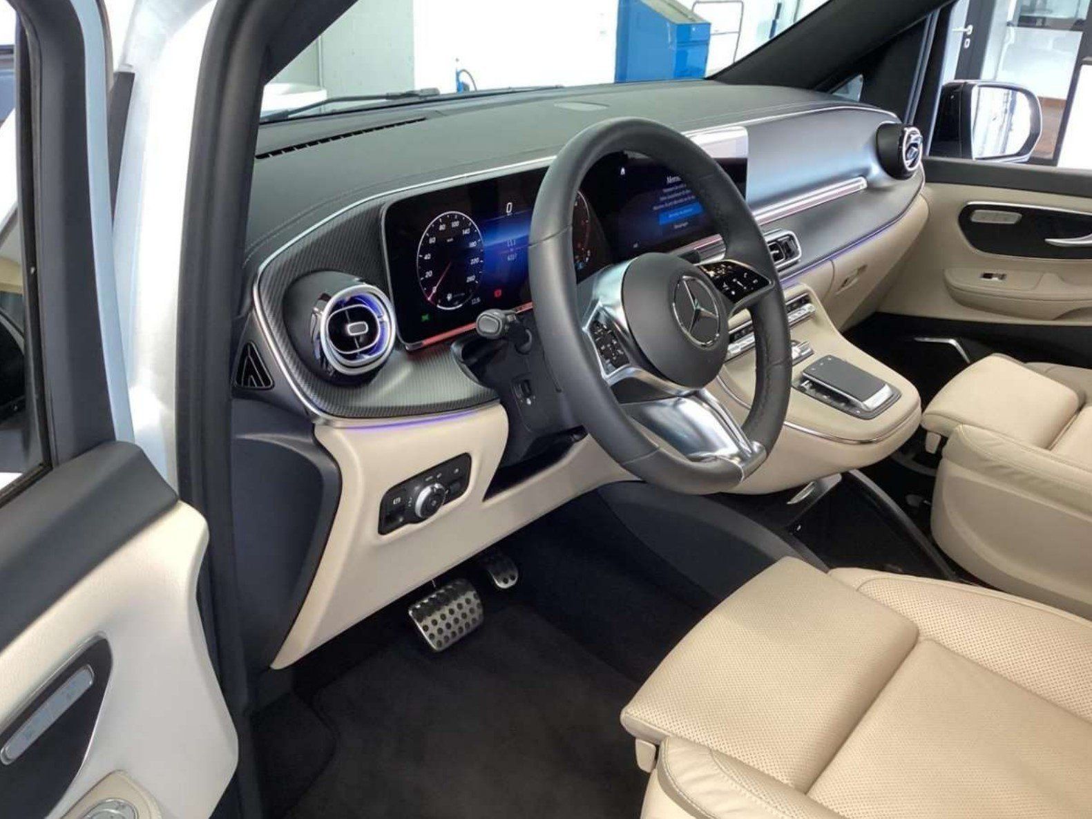 Fahrzeugabbildung Mercedes-Benz V 300 d 4M L AMG Avantga AIRMATIC Pano AHK Night