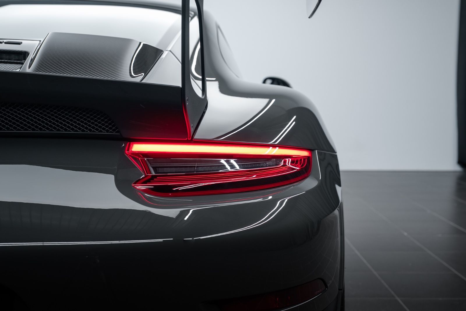 Fahrzeugabbildung Porsche 911 GT2 RS WEISSACH/PTS/LIFT/KAMERA/1.HAND/BOSE