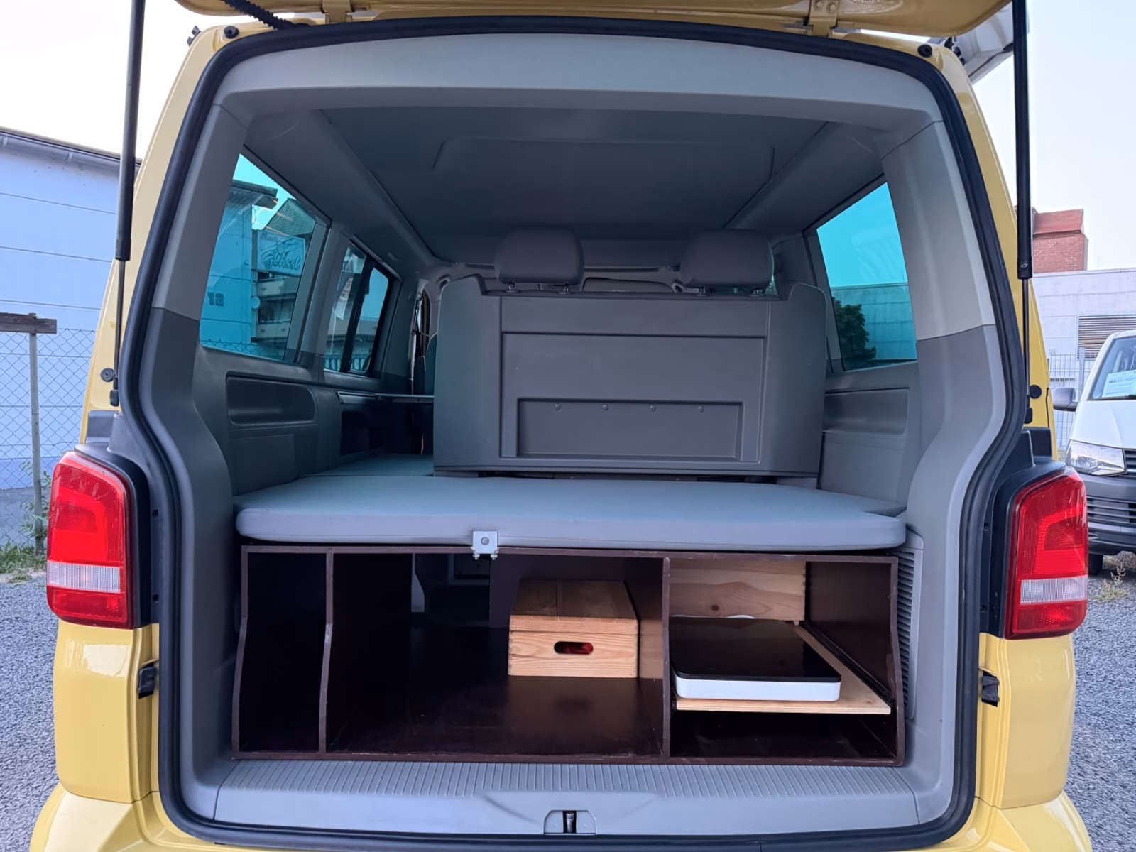 Volkswagen T5 California Beach 2.0 TDI 140 ch BVM / 1ère main / Toit relevable / Mini-cuisine / Chauffage auxiliaire