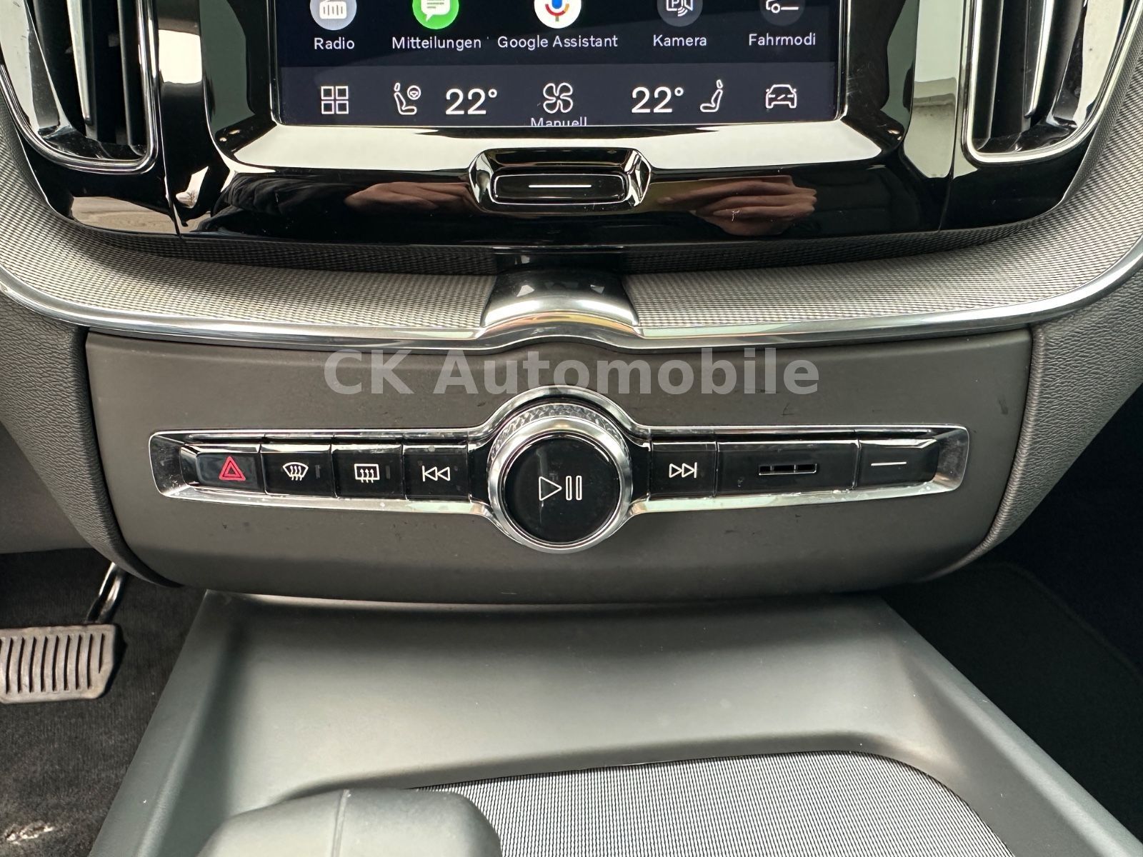 Fahrzeugabbildung Volvo XC60 B4 Plus Bright AWD/Navi/Leder/Pano/LED/Kam.
