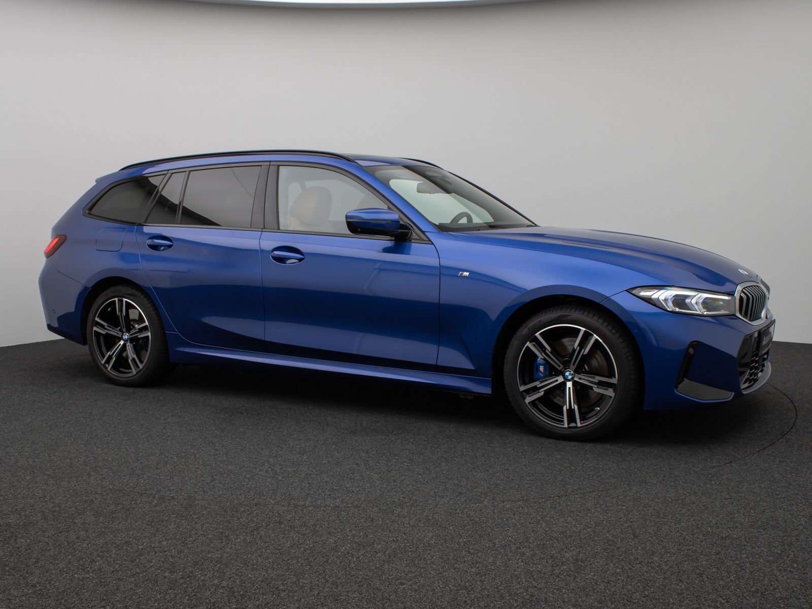 Fahrzeugabbildung BMW 330e M Sport Panorama 360°HUD HiFi AHK Komfort