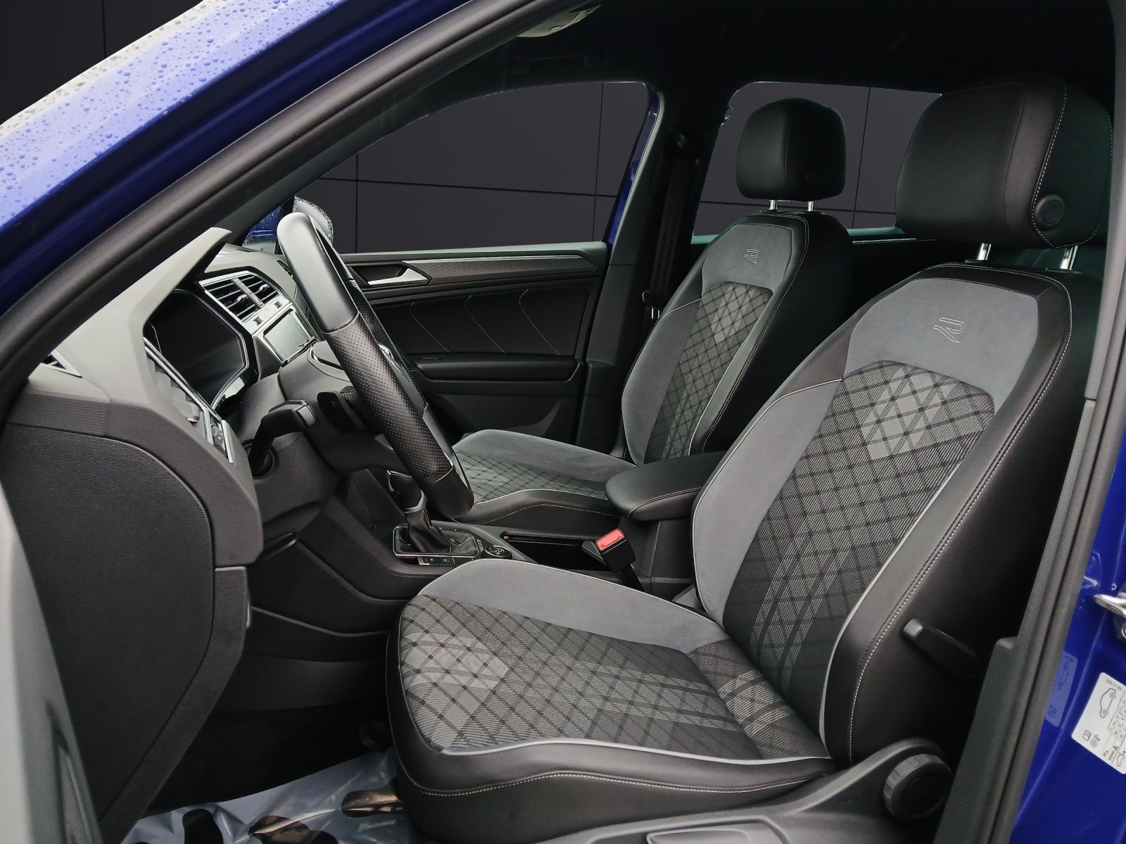 Fahrzeugabbildung Volkswagen Tiguan TDI R-Line DSG 4M STH Matrix AHK ACC RFK