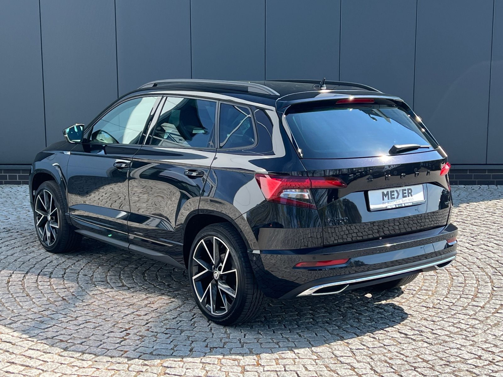 Fahrzeugabbildung SKODA Karoq Sportline 2.0 TDI DSG 4x4 "AHK, Matrix-LED