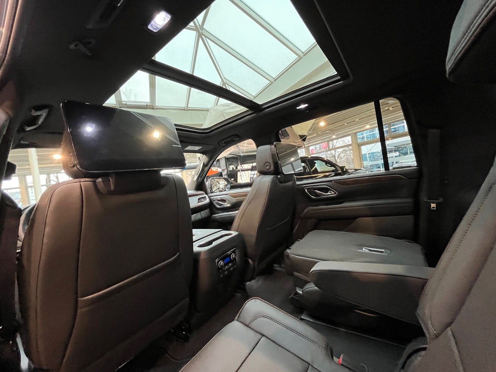 Fahrzeugabbildung Chevrolet Suburban High Country 6.2 *AHK*Pano*360°