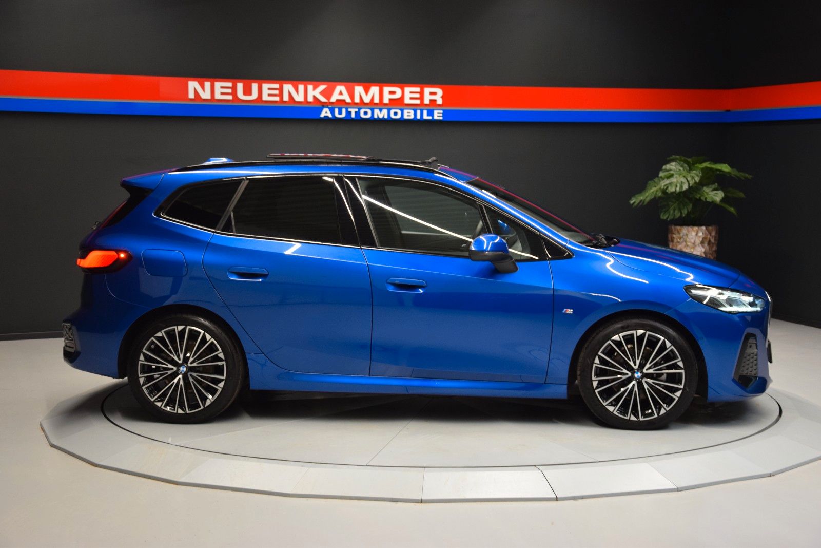 Fahrzeugabbildung BMW 218 i  Active Tourer M Sport Pano ACC Leder H&k