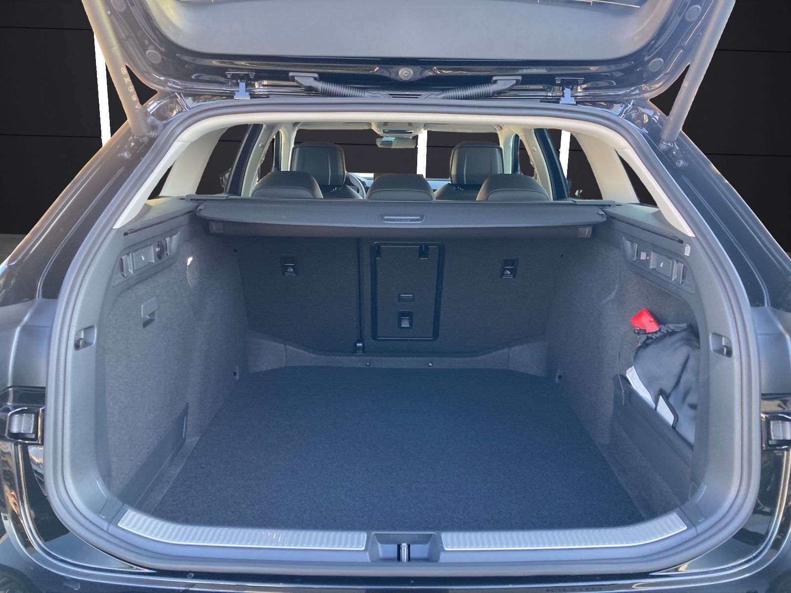 Fahrzeugabbildung SKODA Superb Combi 2.0 TDI L&K, DSG, AZV, Matrix, Navi