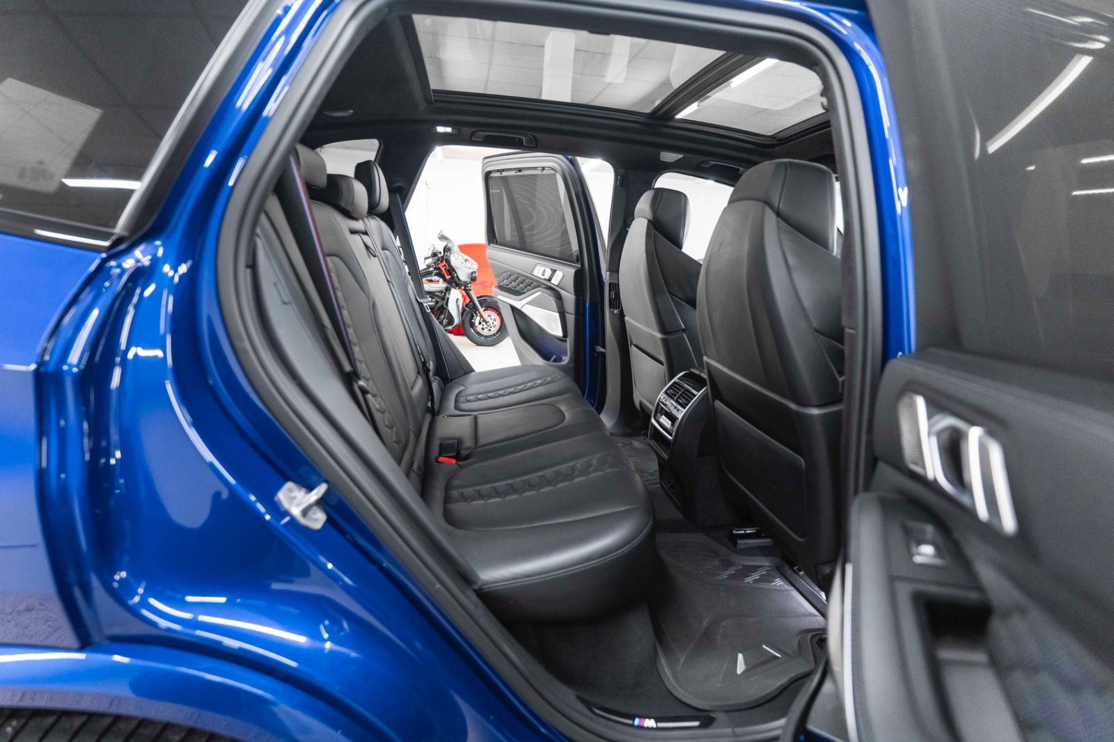 Fahrzeugabbildung BMW X5 M Competition B&W LASER HUD 360° PANO ACC