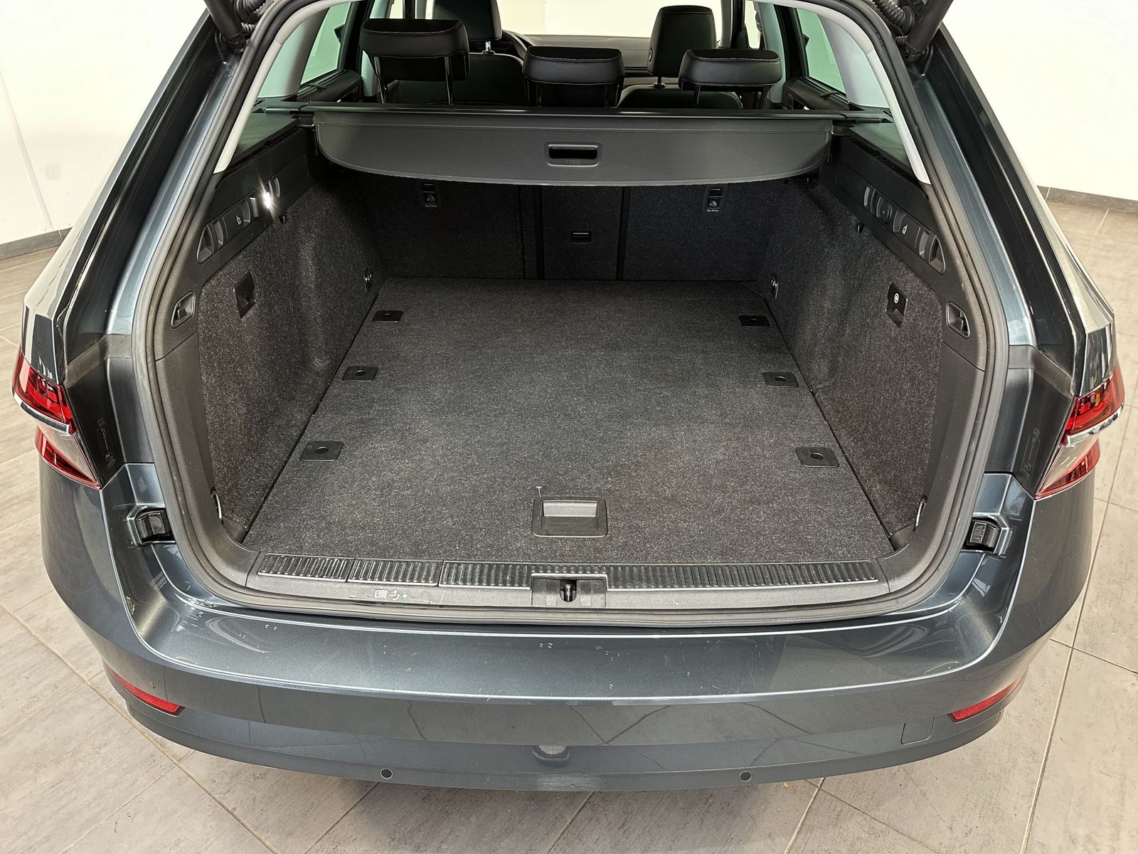 Fahrzeugabbildung SKODA Superb Combi 2.0 TDI DSG L&K NAV+MATRIX+AHK+ACC