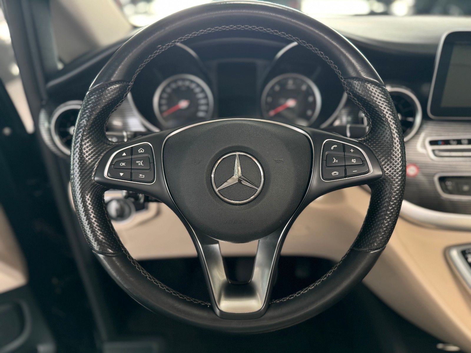 Fahrzeugabbildung Mercedes-Benz V-Klasse V 250d AVANTGARDE EDITION lang "AHK"