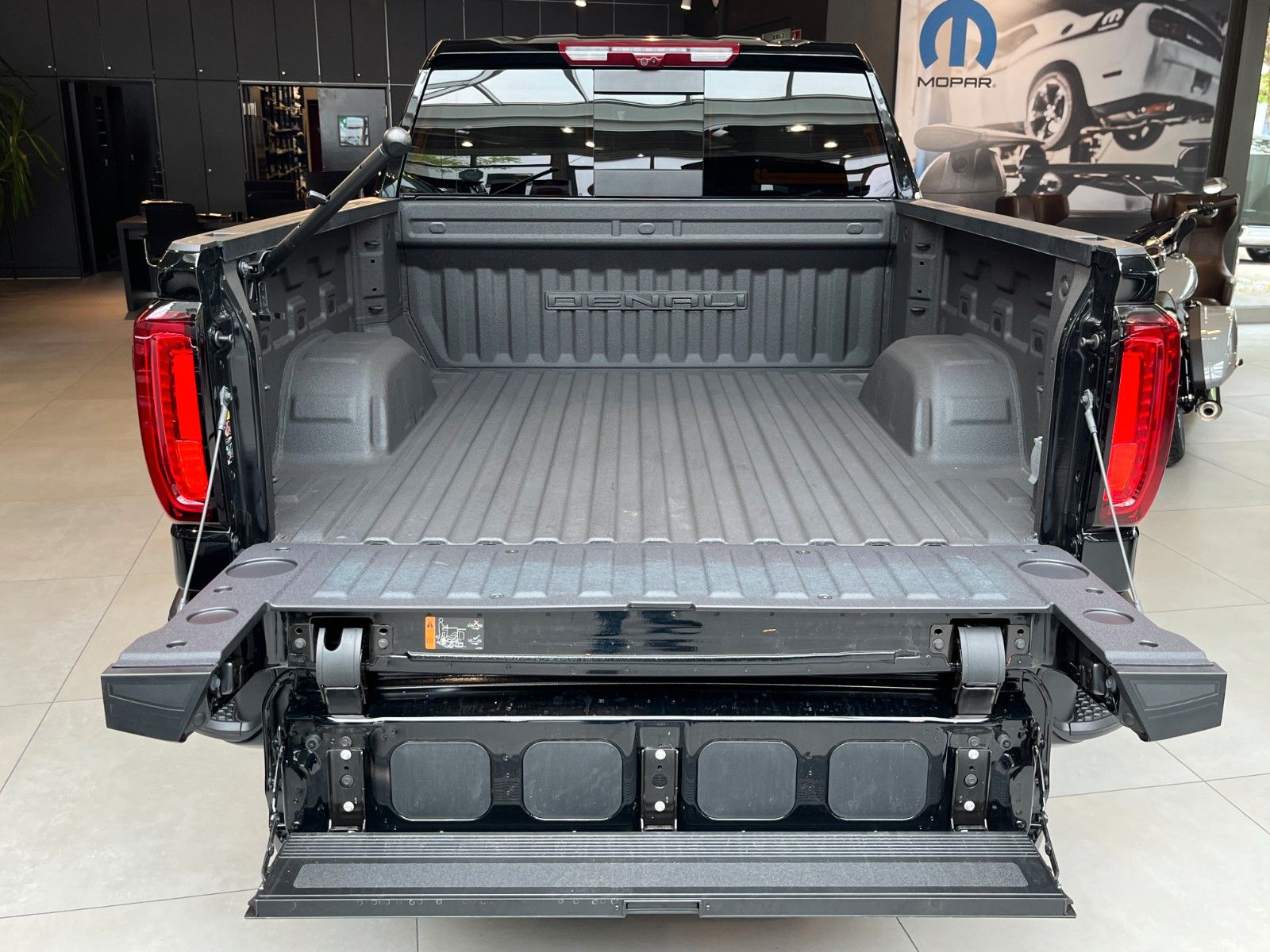 Fahrzeugabbildung GMC Sierra 1500 Denali 6.2 LPG Black Edition