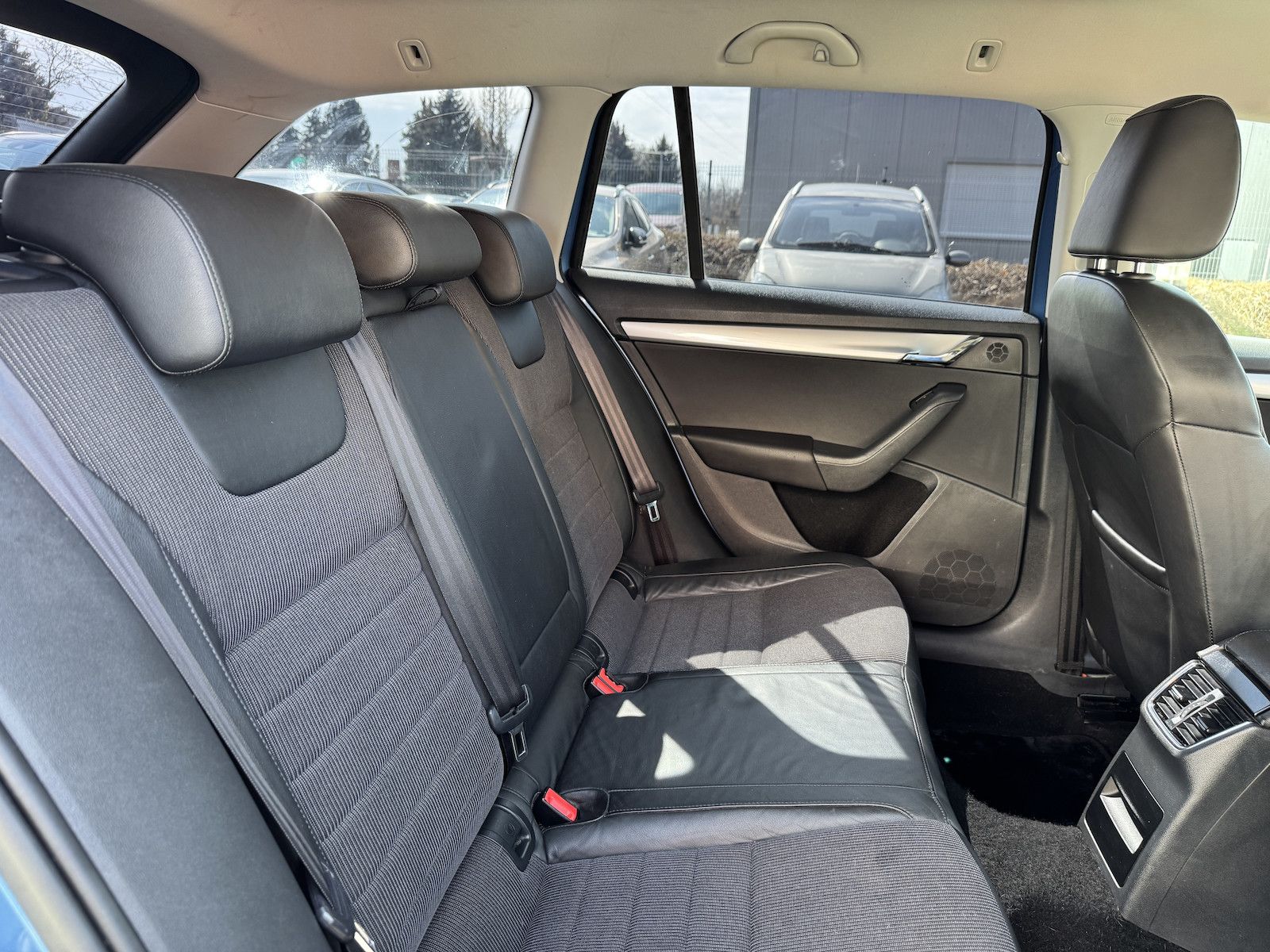 Fahrzeugabbildung SKODA Octavia 1.4 Elegance/Nav/DAB/Teilleder/Sound/Ahk