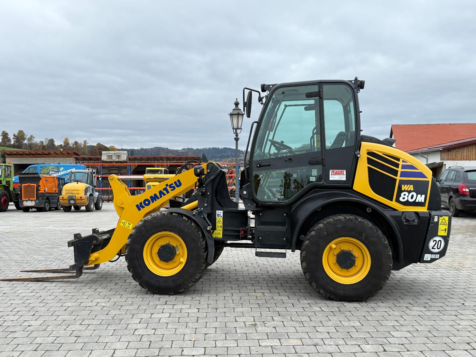 Komatsu WA80M-8 EO mit Schaufel und Gabel