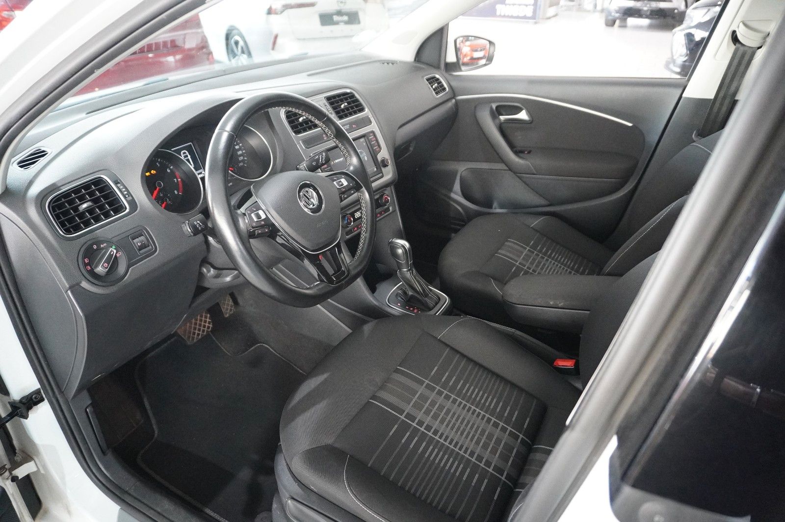 Fahrzeugabbildung Volkswagen Polo V 1.2 TSI LOUNGE DSG NAVI/KLIMA/PDC/TEMP.
