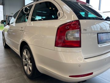 Skoda Octavia Combi Elegance DSG *NAVI*XENON*PDC*