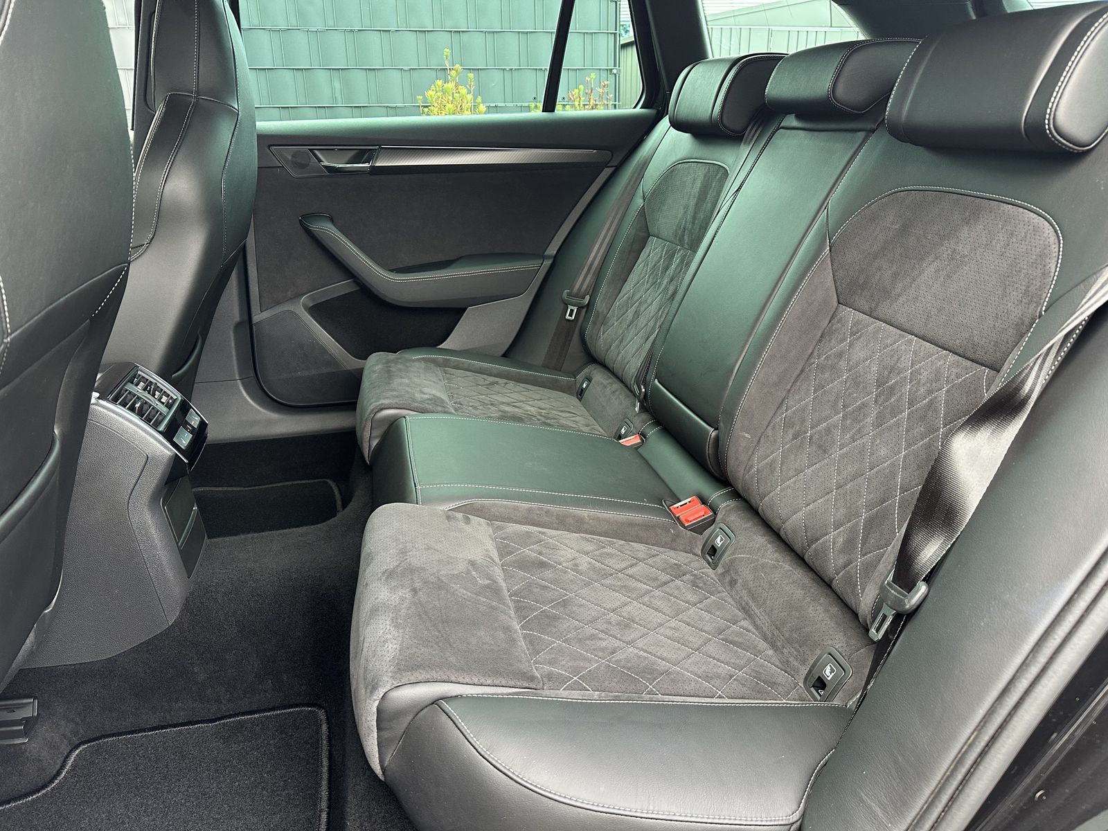 Fahrzeugabbildung SKODA Superb Combi 1.4 TSI iV DSG Sport NAV+LED+AHK+SH