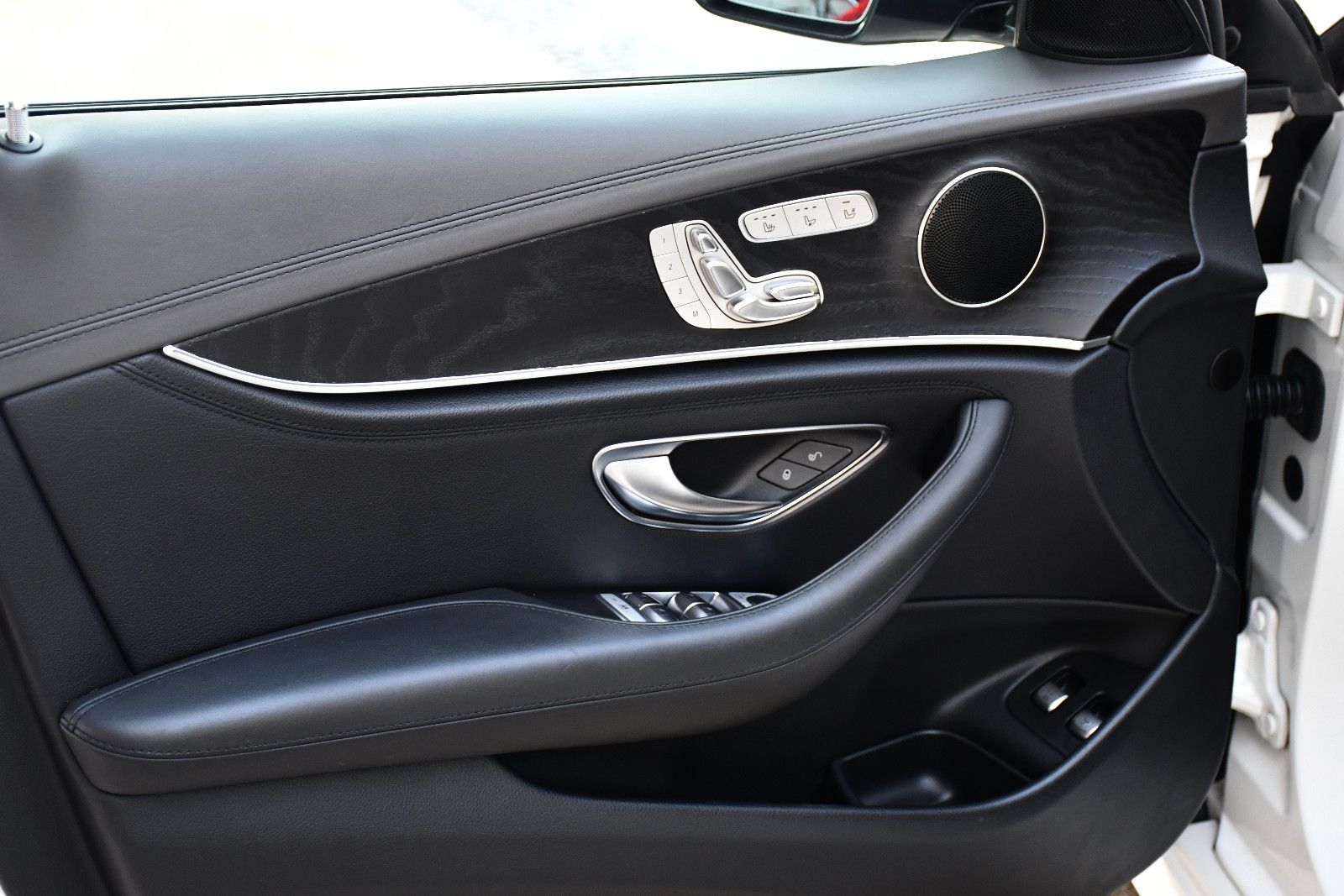 Mercedes-Benz E220d Designo AMG-Line Distronic 360° Ahk 1.Hand foto 7