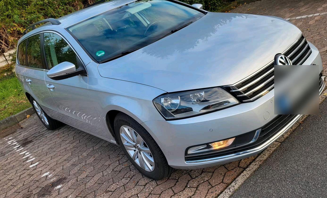 Volkswagen Passat 2011 — rear view