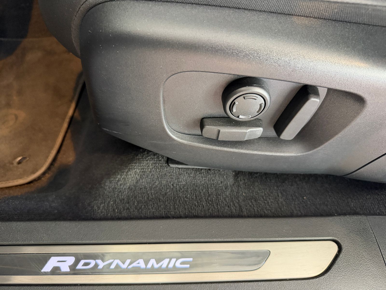 Fahrzeugabbildung Land Rover Evoque R-Dynamic SE/PANORAMA/MERIDIAN/KAMERA