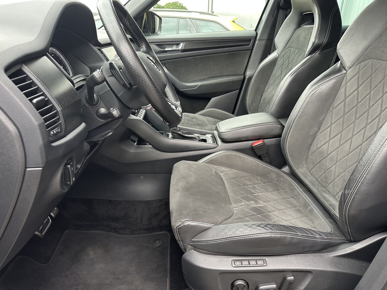 Fahrzeugabbildung SKODA Kodiaq Sportline 4x4 7-Sitzer NAV+LED+AHK+19ZOLL