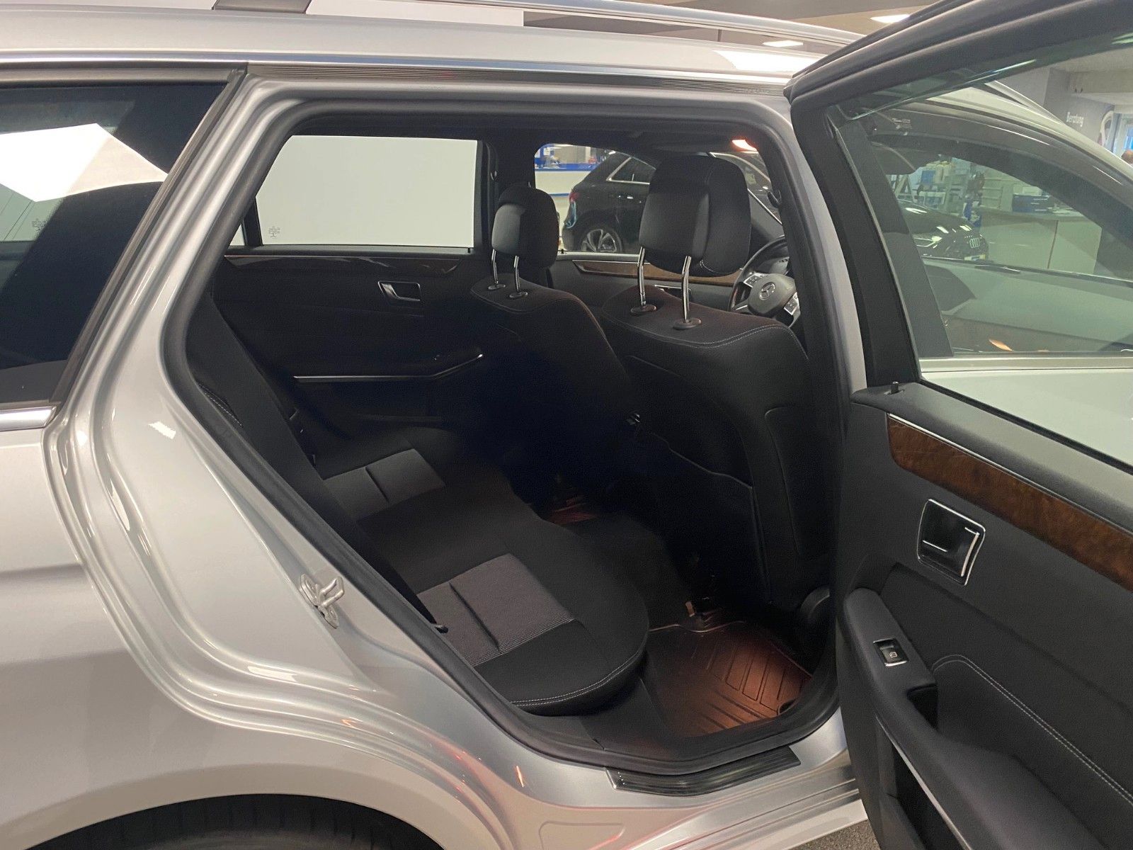 Fahrzeugabbildung Mercedes-Benz E 200 T ELEGANCE+NAVI+LED Scheinwerfer+Distronic