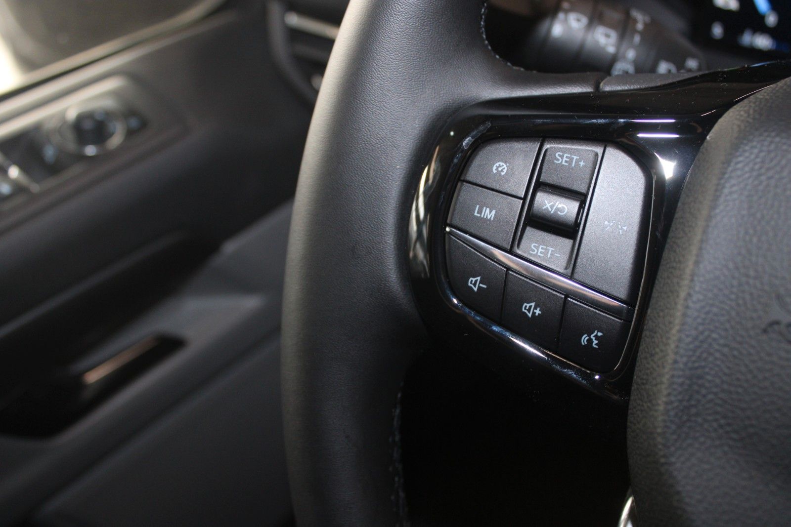 Fahrzeugabbildung Ford Tourneo Custom L1 Titanium 8-Sitze LED NAVI CAM