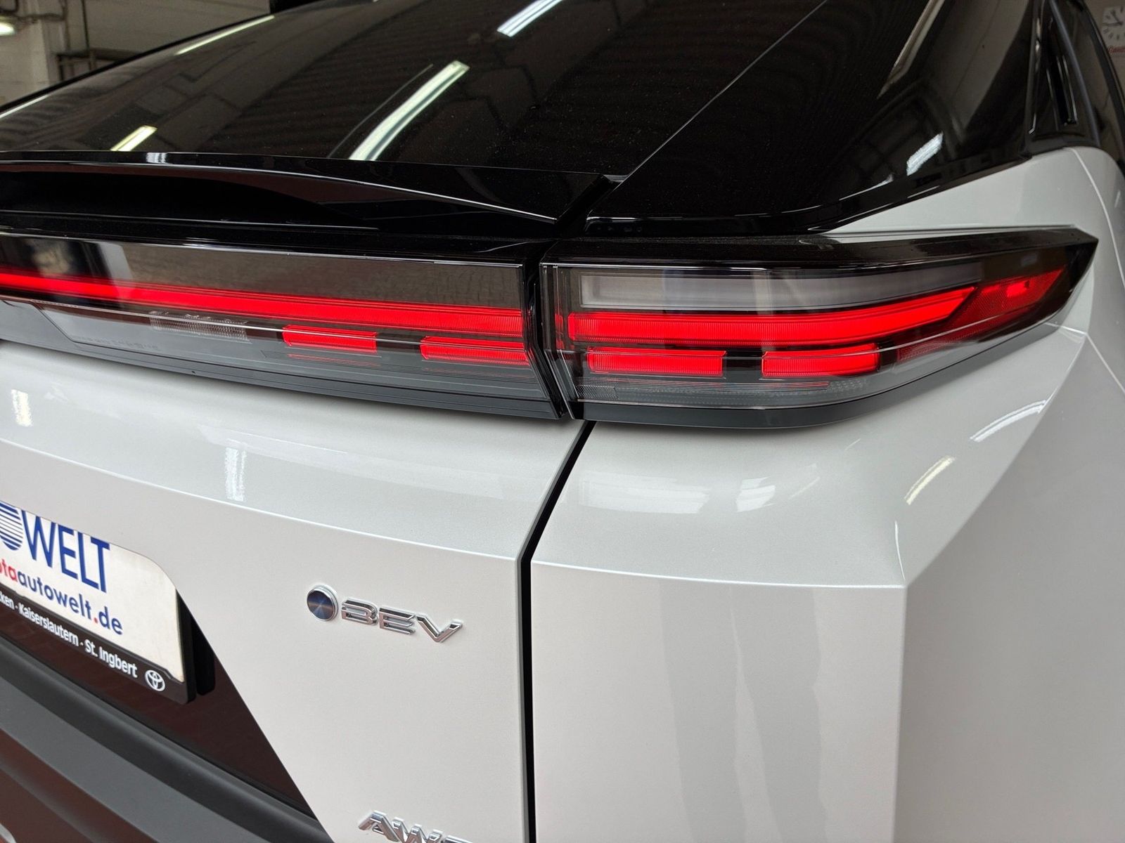 Fahrzeugabbildung Toyota C-HR+ Lounge 4x4 AWD 77KW, 360,Navi,SHZ,el.Heck