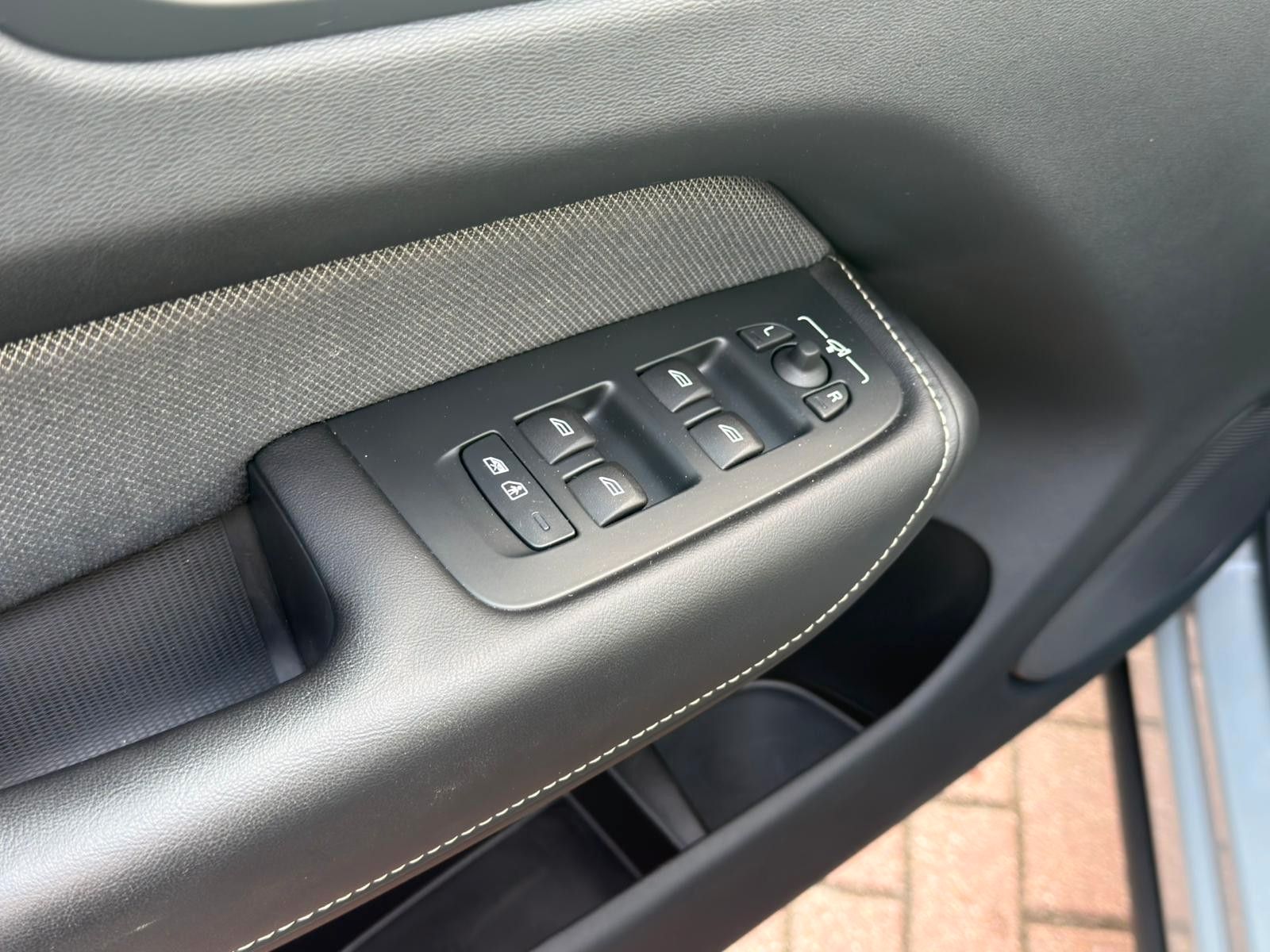 Fahrzeugabbildung Volvo XC60 B4D AWD Plus Dark*STDHZG*360°ACC