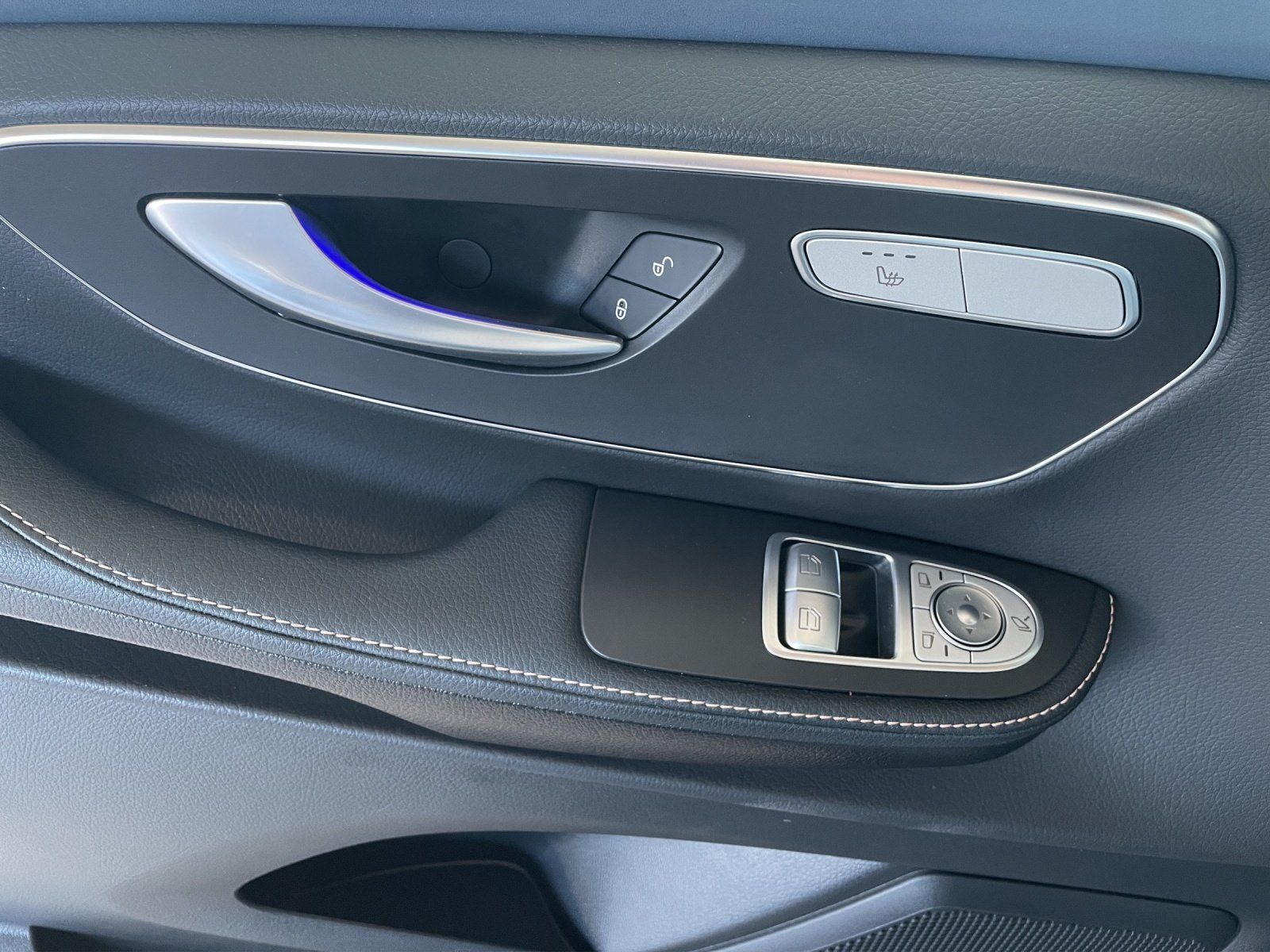 Fahrzeugabbildung Mercedes-Benz EQV 300 L Facelift AVANTGA Pano DISTRO 360° MLED