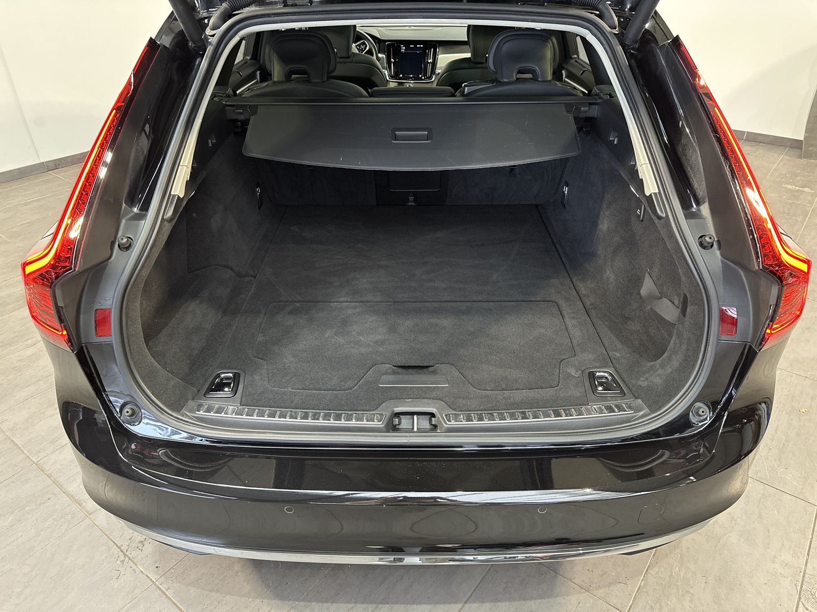 Fahrzeugabbildung Volvo V90 T6 AWD Plus Bright NAV+LED+360°+H&K+PANO+VC