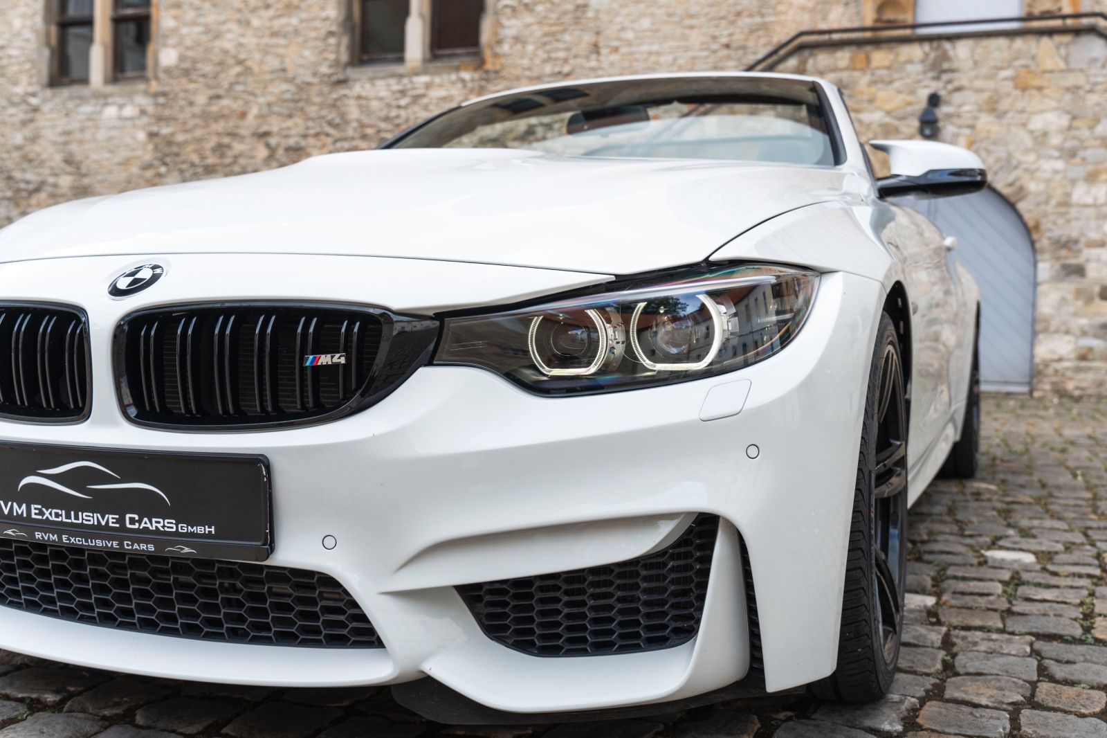 Fahrzeugabbildung BMW M4 Kabrio HUD LED KAM TOTW H&K DKG PDC CARBON