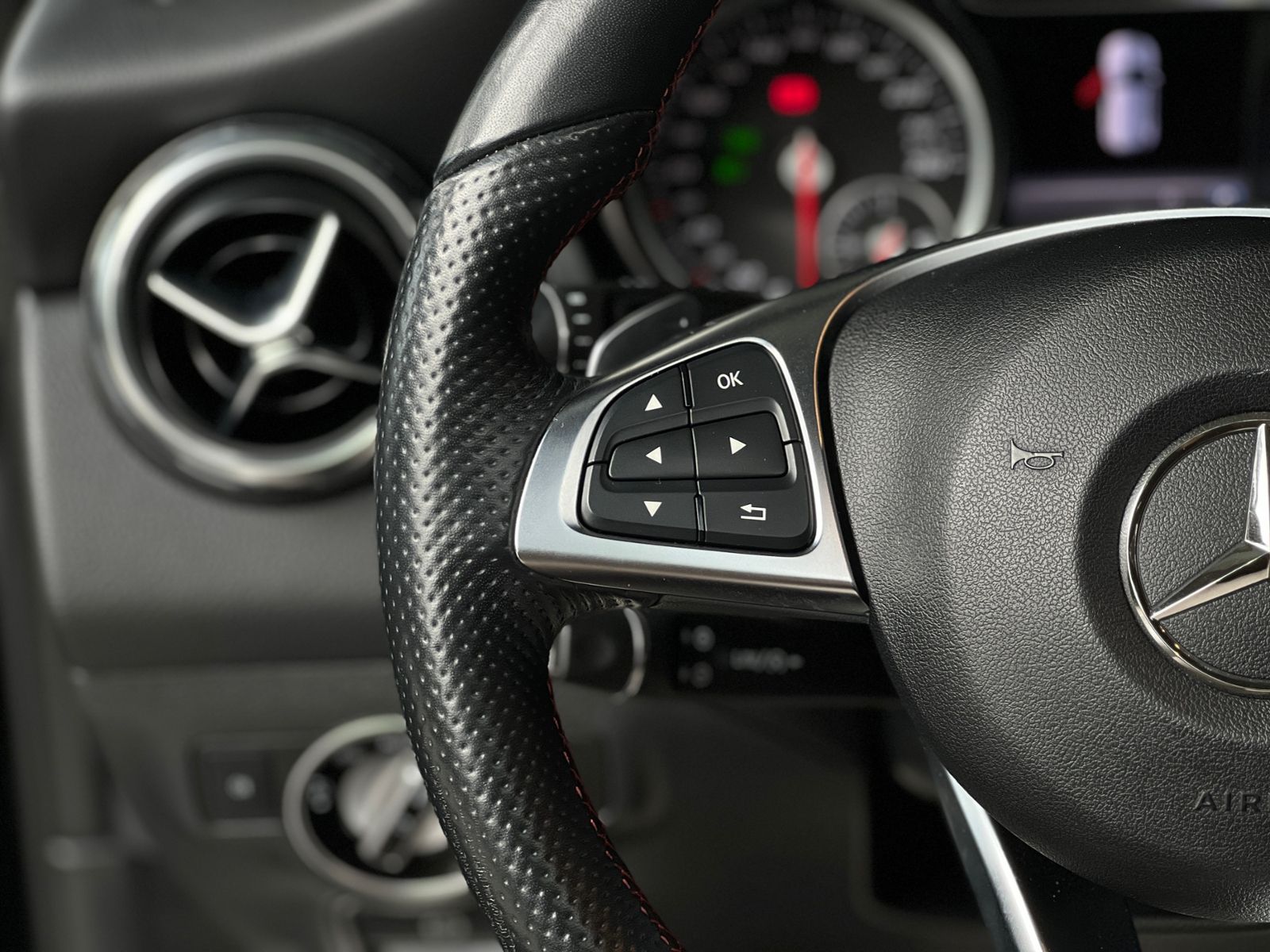 Fahrzeugabbildung Mercedes-Benz GLA 250 AMG 4Matic LED PANO KLIMA