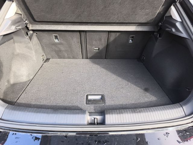 Fahrzeugabbildung Volkswagen T-Roc 1.5 TSI DSG Active LED NAVI KESSY ALLWETTE