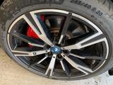BMW 550 e xDr M Sport Pro ICONIC/HUD/PANO/20Z/360° - blaue BMW 550