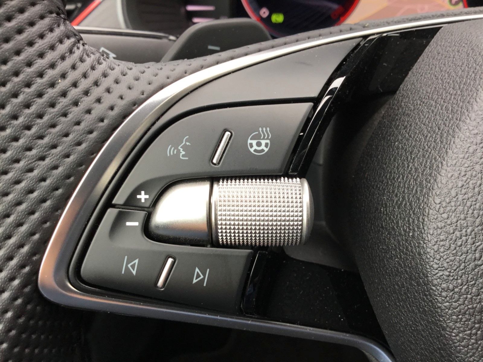 Fahrzeugabbildung SKODA Kamiq 1.5 TSI DSG Monte Carlo+AHK+Navi+Kamera